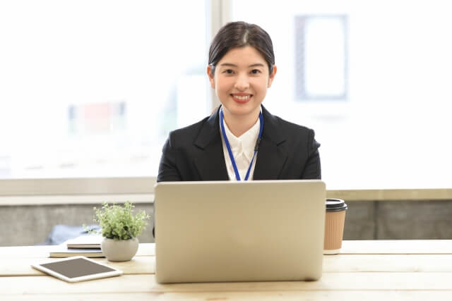 年轻人的职场生存之道！23岁的她如何从约聘转正又加薪？