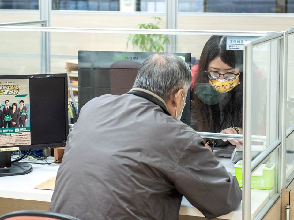 新制劳退分红今天入帐！每人平均领2.3万，怎么领出来一次看懂