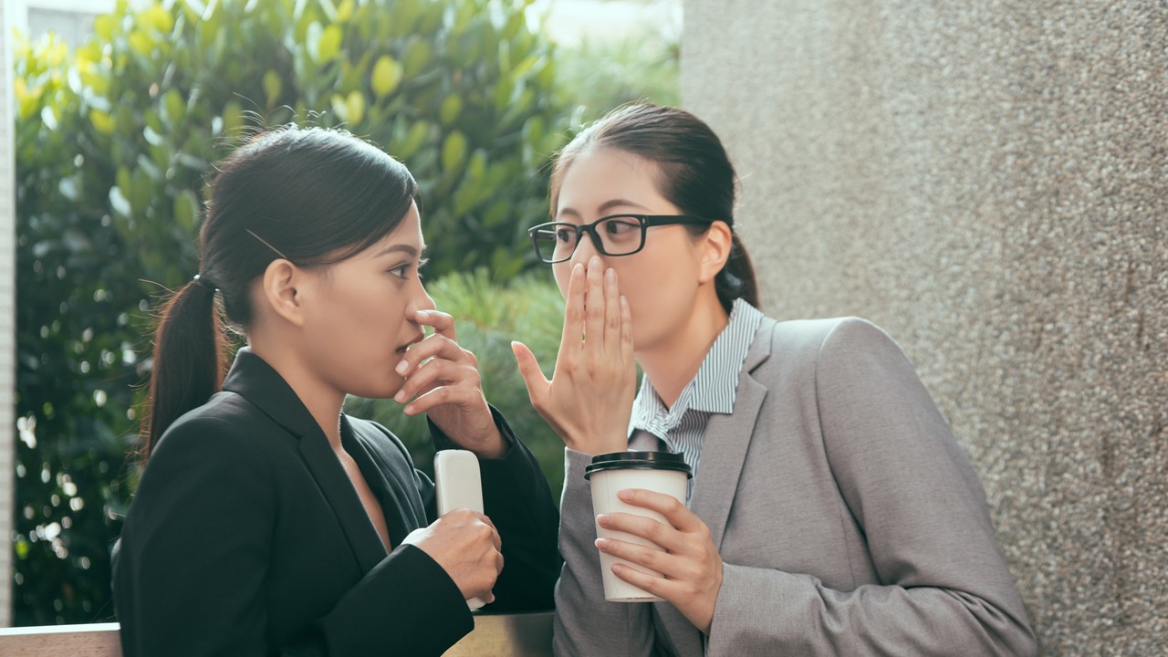 同事整天煽动你快离职？搞懂背后3个心理动机，别再被牵着鼻子走