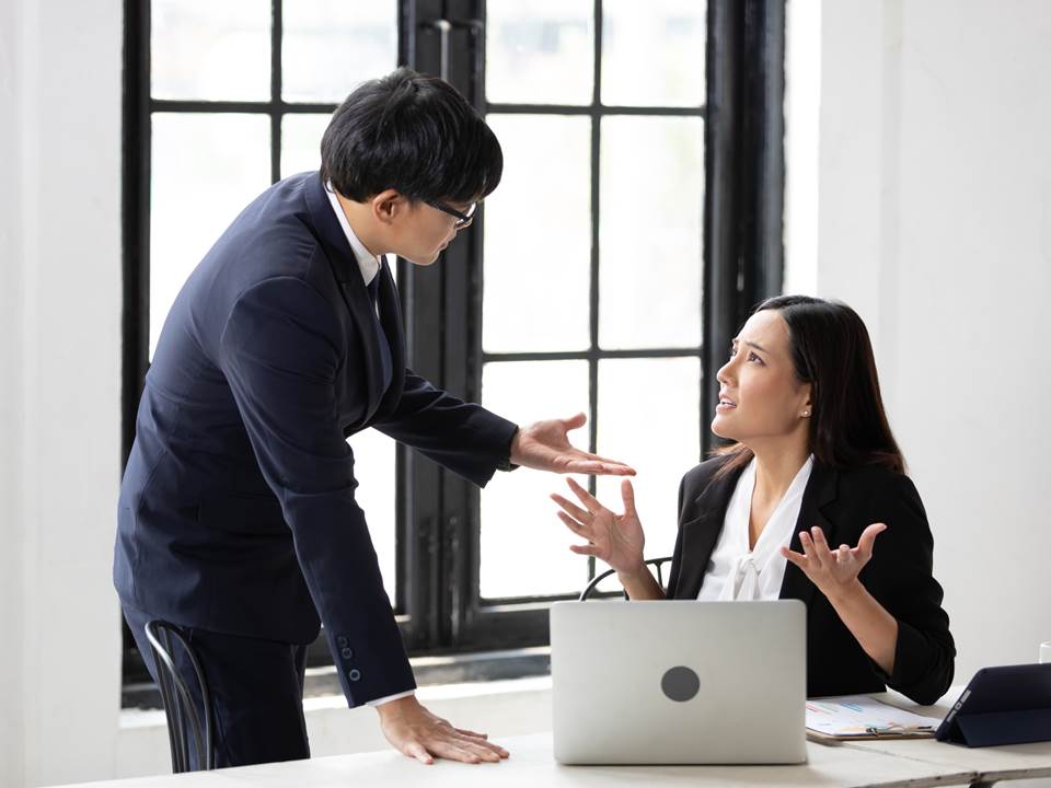 为了同事负气离职值得吗？他给忠告：你可以选老闆，但不需要挑同事