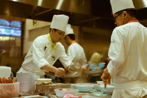 员工制服不用自己洗、做满10年享8週特休假！一窥7家餐饮企业给员工的特别福
