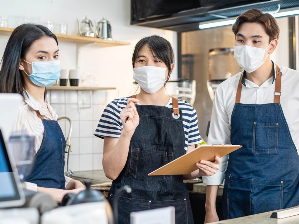 履历看到顶大生一律拒收？想找餐饮工作不用大学学历？餐饮老闆这样说