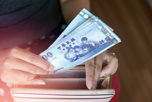 2023年新制懒人包》劳保费率调涨、满18岁成年、国民法官上路…等劳工荷包相关