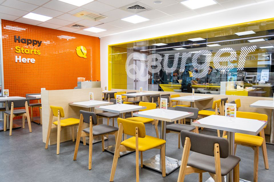 Q Burger全台首间概念店在新北三重！瑞士咖啡机、智能取餐柜和网美装潢打造旗