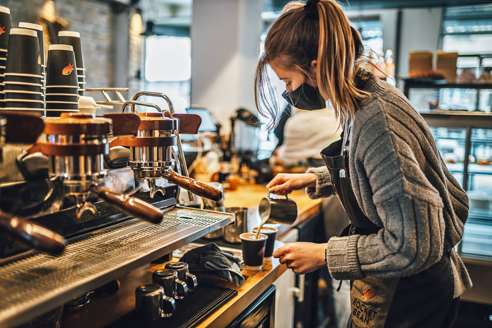 咖啡师 Barista 超帅气！但想在咖啡店工作，这3件事情你一定要知道