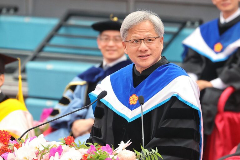 黄仁勋演讲为何撼动人心？拆解AI教父台大毕典演说技巧：3秘诀是关键