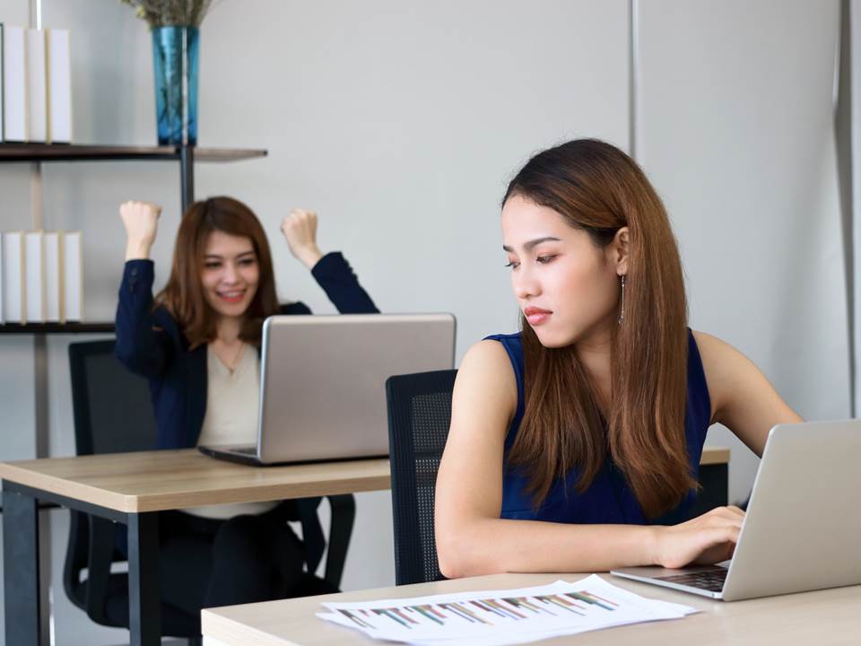 主管爱下指导棋、同事只会出一张嘴？在职场生存该如何判断谁在帮你、谁又想